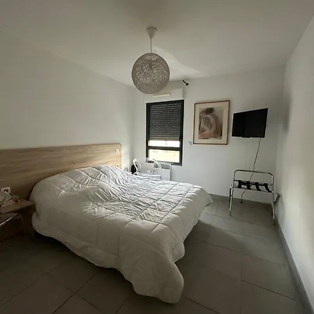 Superbe 4 Pieces Climatise Avec Terrasse, Parking Et Piscine A 50m De La - - Fr-1-472-194 *