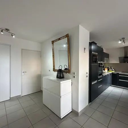: Superbe 4 Pieces Climatise Avec Terrasse Et Parking - Fr-1-472-194 Lägenhet Sète