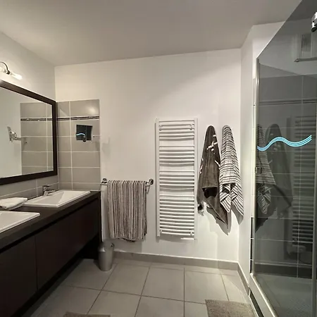 Apartment Superbe 4 Pieces Climatise Avec Terrasse, Parking Et Piscine A 50m De La - - Fr-1-472-194 Sete