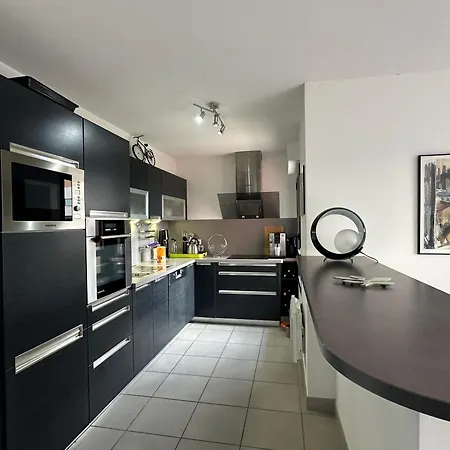 Superbe 4 Pieces Climatise Avec Terrasse, Parking Et Piscine A 50m De La - - Fr-1-472-194 Sete