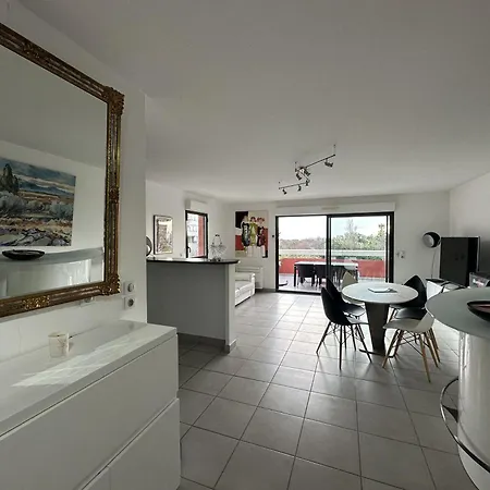 Superbe 4 Pieces Climatise Avec Terrasse, Parking Et Piscine A 50m De La - - Fr-1-472-194
