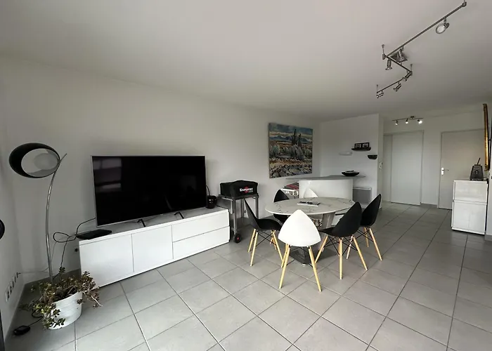 : Superbe 4 Pieces Climatise Avec Terrasse Et Parking - Fr-1-472-194 * Σετ